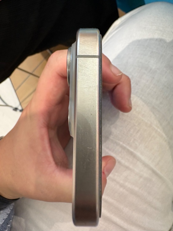 iPhone15pro ナチュラルチタニウム（スマホ）の商品画像 - 査定依頼日：2026年5月30日 - 最高査定価格：67,000円