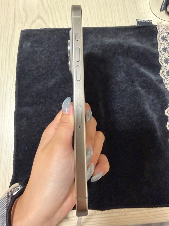 iPhone iPhone 15 Pro Max 256GB au（スマホ）の商品画像 - 査定依頼日：2026年9月27日 - 最高査定価格：95,000円