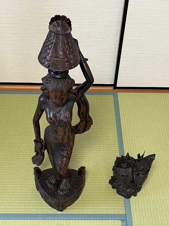 大きい方の全長は約１mの木彫りの彫刻で裏に「BALI」と彫られています。（美術品・骨董品）の商品画像 - 査定依頼日：2026年4月27日 - 最高査定価格：3,000円