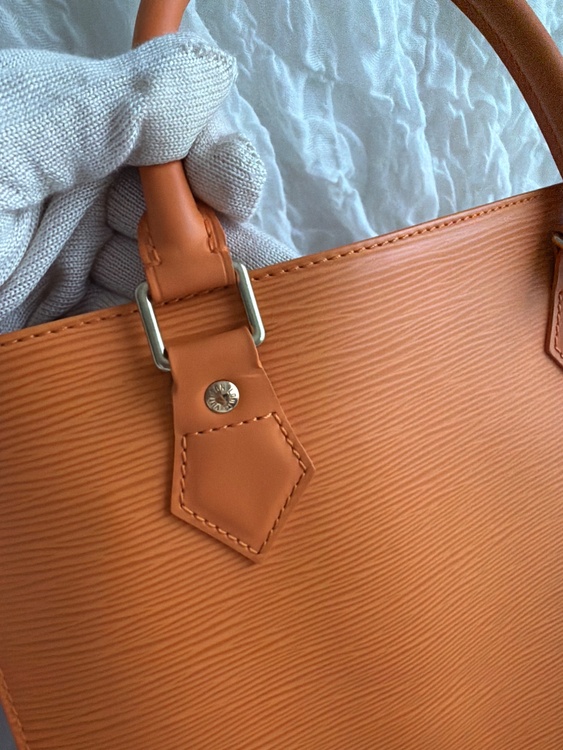 LOUIS VUITTON ルイヴィトン M5908H サックプラGM ハンドバッグ 縦型トート エピ トートバッグ マンダリン オレンジ ユニセックス（ブランドバッグ）の商品画像 - 査定依頼日：2026年9月28日 - 最高査定価格：20,000円