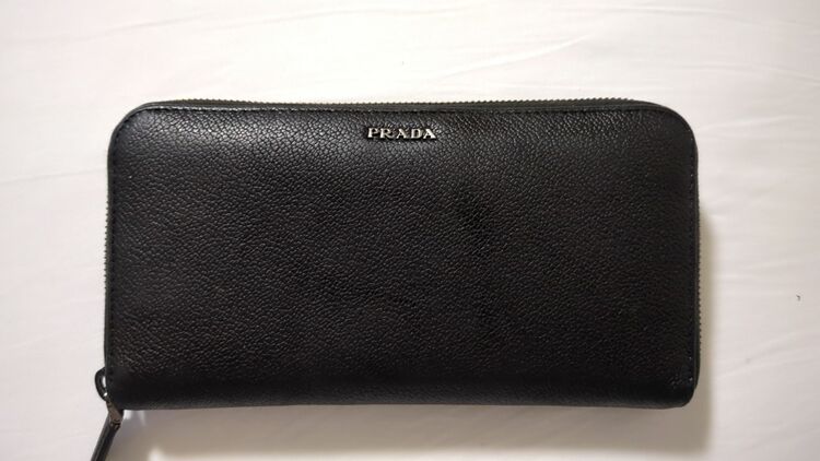 プラダ メタルロゴ ラウンドファスナー長財布（ブランド財布・小物）の商品画像 - 査定依頼日：2025年6月11日 - 最高査定価格：5,000円