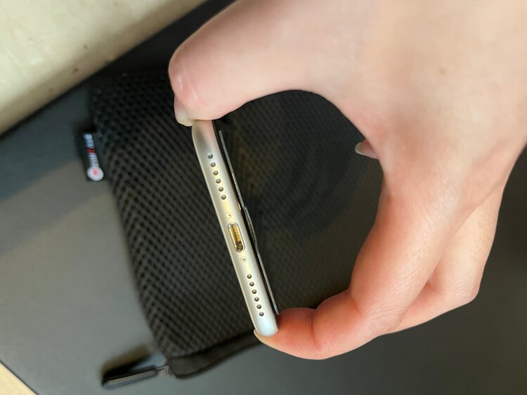 iPhone SE (第 3 世代) 128GB SIMフリー（スマホ）の商品画像 - 査定依頼日：2025年4月13日 - 最高査定価格：24,000円