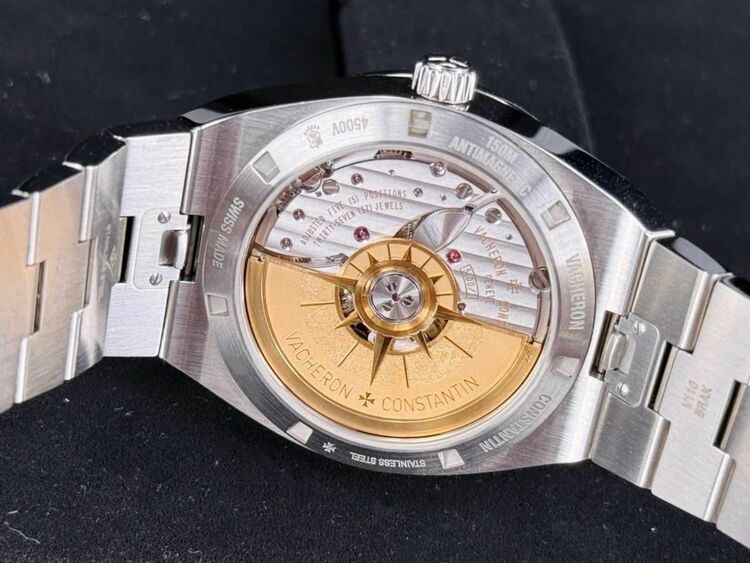 ヴァシュロン コンスタンタン オーヴァーシーズ 4500v（高級時計）の商品画像 - 査定依頼日：2025年9月24日 - 最高査定価格：3,200,000円