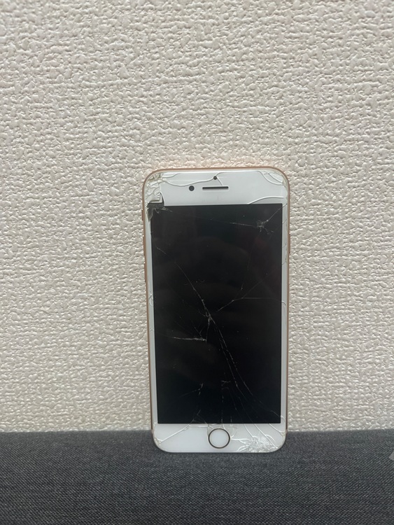 iPhone8 64GB docomo（スマホ）の商品画像 - 査定依頼日：2025年11月11日 - 最高査定価格：6,000円