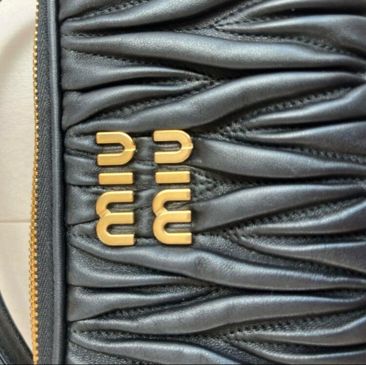 ミュウミュウ  （ブランドバッグ）の商品画像 - 査定依頼日：2025年5月5日 - 最高査定価格：80,000円