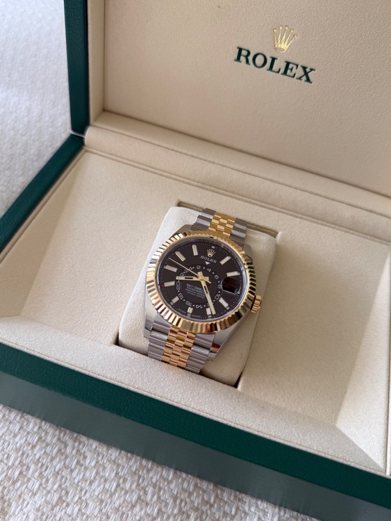 ロレックス スカイドゥエラー 33693（高級時計）の商品画像 - 査定依頼日：2025年8月28日 - 最高査定価格：3,220,000円