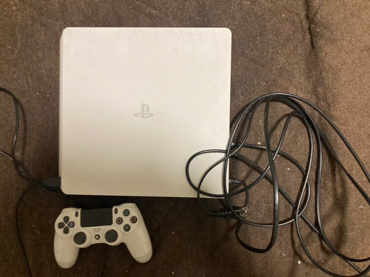 プレイステーション4本体 グレイシャー・ホワイト(HDD 500GB/CUH-2（ゲーム機本体・ゲームソフト）の商品画像 - 査定依頼日：2023年12月11日 - 最高査定価格：8,000円