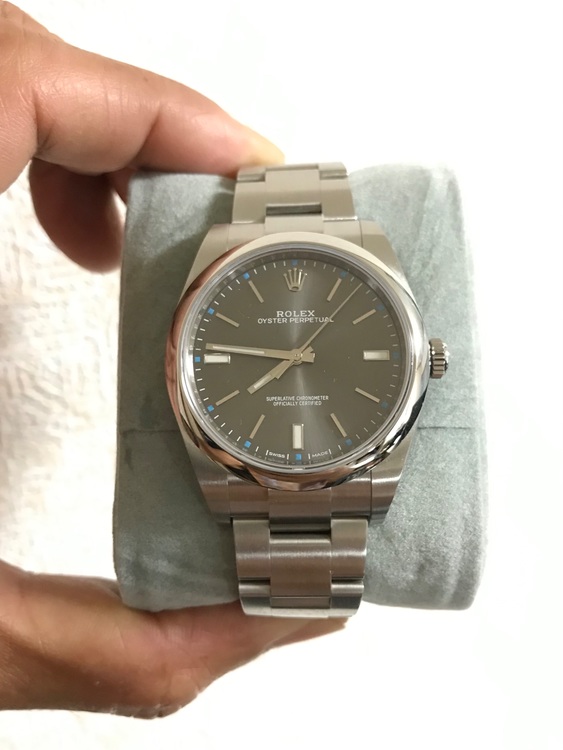 オイスターパーペチュアル114300ダークロジウム39（高級時計）の商品画像 - 査定依頼日：2022年8月3日 - 最高査定価格：860,000円