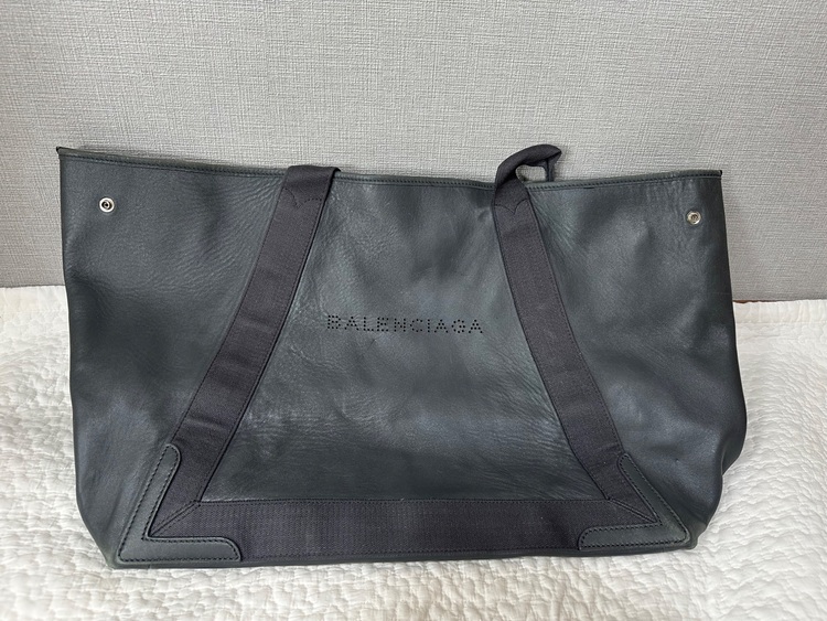 バレンシアガ ネイビーカバス Mサイズ（ブランドバッグ）の商品画像 - 査定依頼日：2025年12月2日 - 最高査定価格：25,000円