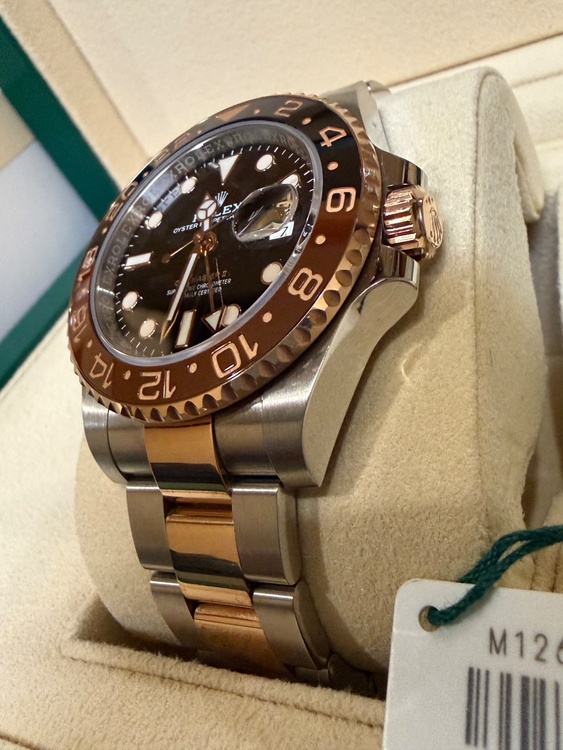 ロレックス GMTマスター M 126711b（高級時計）の商品画像 - 査定依頼日：2026年2月7日 - 最高査定価格：3,200,000円