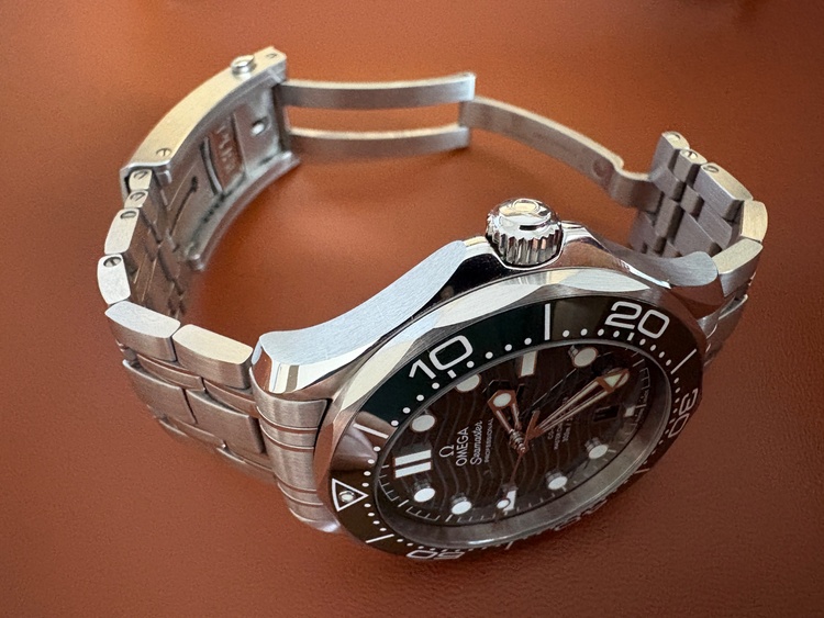 ダイバー300m コーアクシャル　グリーン（高級時計）の商品画像 - 査定依頼日：2026年5月11日 - 最高査定価格：680,000円