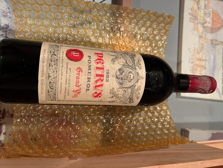 ワイン シャトー・ペトリュス （お酒）の商品画像 - 査定依頼日：2025年2月2日 - 最高査定価格：160,000円