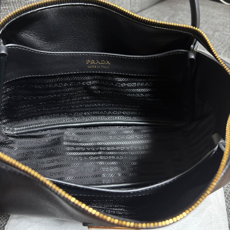 プラダ  （ブランドバッグ）の商品画像 - 査定依頼日：2025年9月4日 - 最高査定価格：243,000円