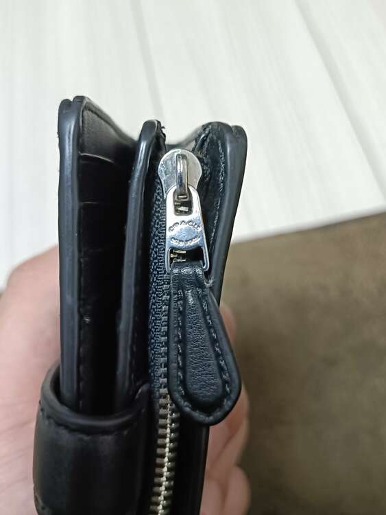 二つ折り財布（ブランド財布・小物）の商品画像 - 査定依頼日：2025年1月23日 - 最高査定価格：2,000円