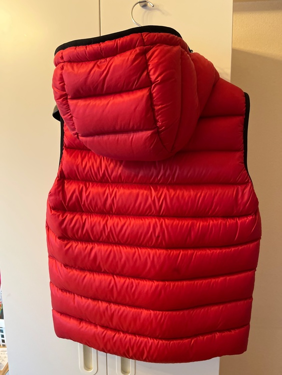 ベスト　型番？　フード一体型　レッド　（古着・ファッション）の商品画像 - 査定依頼日：2025年12月28日 - 最高査定価格：28,000円