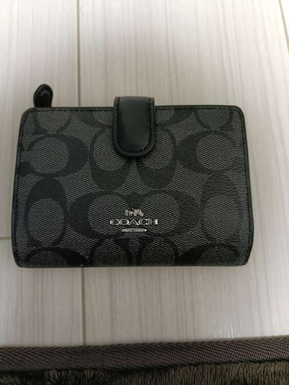 二つ折り財布（ブランド財布・小物）の商品画像 - 査定依頼日：2025年1月23日 - 最高査定価格：2,000円