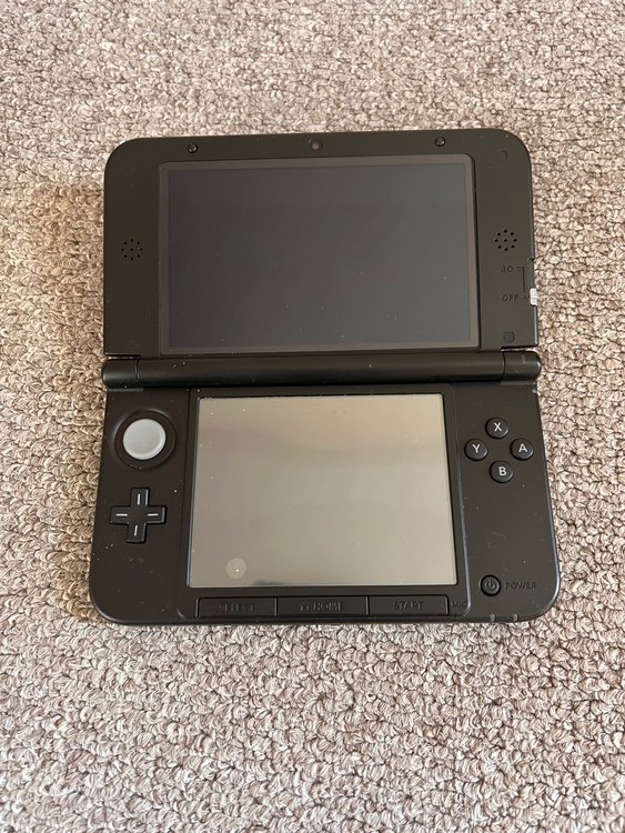 3DSLL（ゲーム機本体・ゲームソフト）の商品画像 - 査定依頼日：2023年2月27日 - 最高査定価格：4,000円