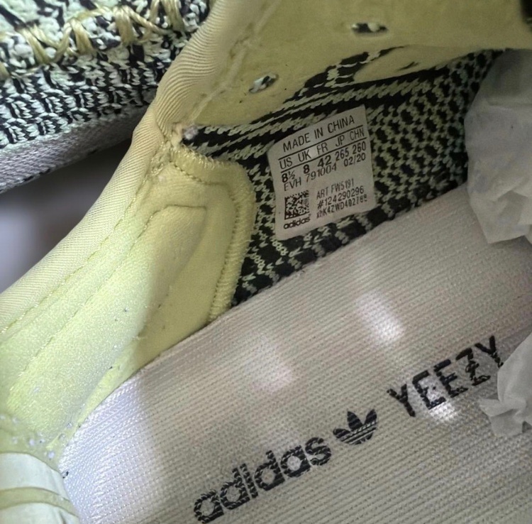 YEEZY BOOST 350 イーズリール V2（古着・ファッション）の商品画像 - 査定依頼日：2026年8月20日 - 最高査定価格：2,300円