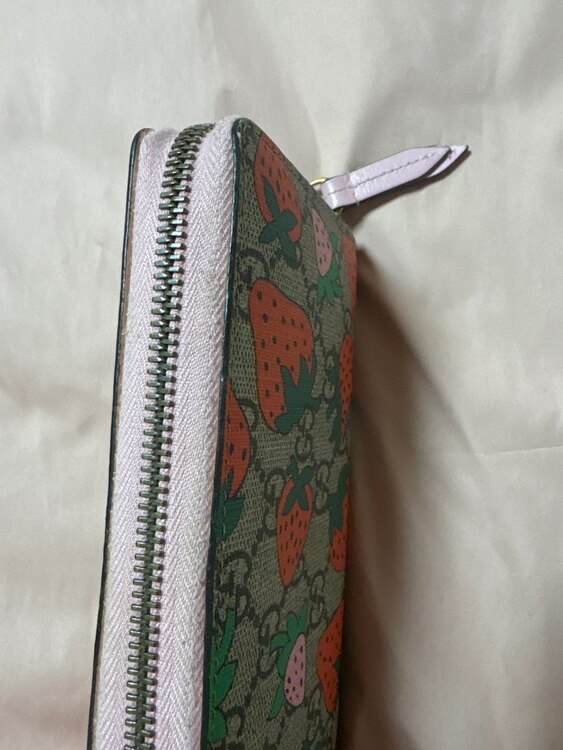 グッチ GUCCI GGスプリーム ストロベリープリント 長財布（ブランド財布・小物）の商品画像 - 査定依頼日：2025年2月8日 - 最高査定価格：10,000円