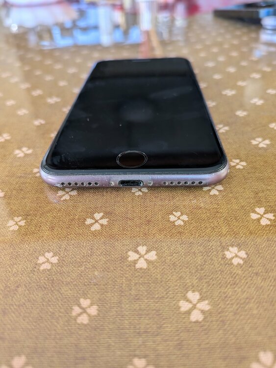 iPhone8（スマホ）の商品画像 - 査定依頼日：2026年1月28日 - 最高査定価格：3,000円