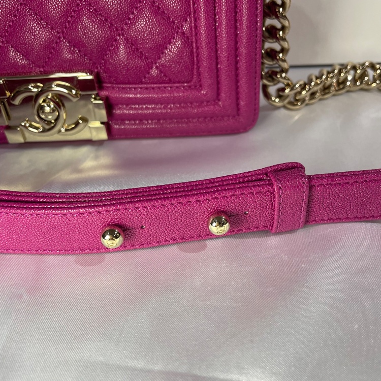 CHANELボーイシャネル マトラッセフューシャピンク/マゼンタ キャビアスキン（ブランドバッグ）の商品画像 - 査定依頼日：2025年12月13日 - 最高査定価格：450,000円