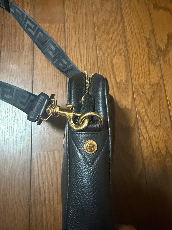 ヴェルサーチ　ショルダーバッグ　メデューサ　ゴールド金具　レザー　黒（ブランドバッグ）の商品画像 - 査定依頼日：2026年3月11日 - 最高査定価格：10,000円