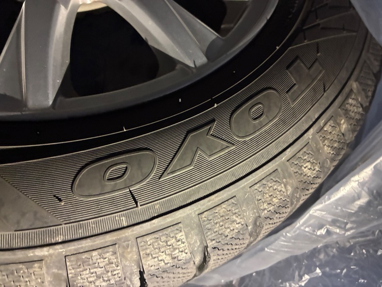 スタットレスタイヤ　ホイール付き（カー用品）の商品画像 - 査定依頼日：2025年10月1日 - 最高査定価格：8,000円