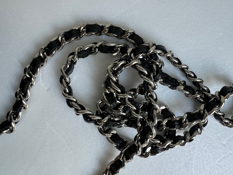 マトラッセル　キャビアスキンチェーンウォレット（ブランドバッグ）の商品画像 - 査定依頼日：2025年10月28日 - 最高査定価格：350,000円