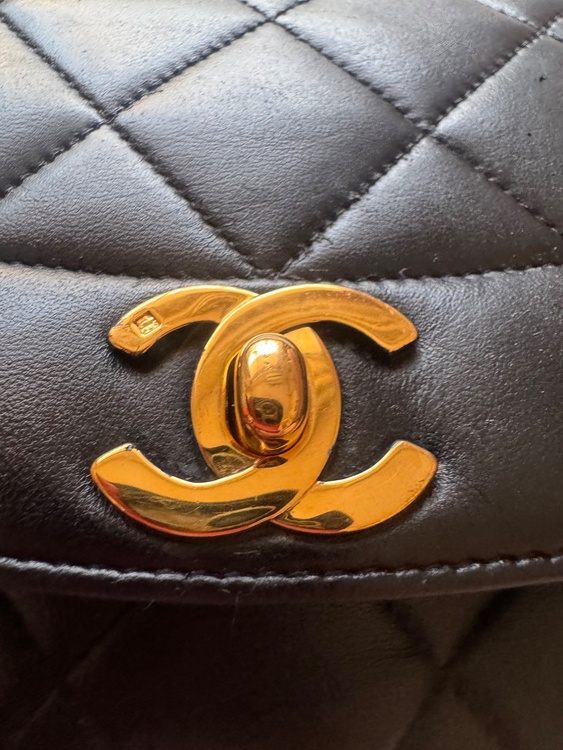 CHANEL ダイアナフラップ　黒　2番台（ブランドバッグ）の商品画像 - 査定依頼日：2026年10月7日 - 最高査定価格：400,000円