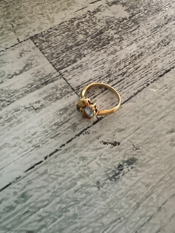 石が乗ってます（金・貴金属）の商品画像 - 査定依頼日：2025年8月20日 - 最高査定価格：20,000円