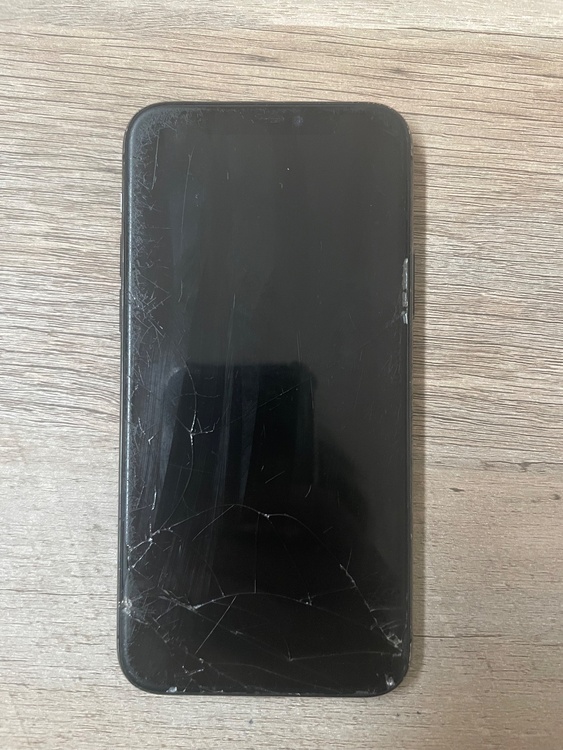 iPhone iPhone11 Pro 64GB au（スマホ）の商品画像 - 査定依頼日：2026年9月15日 - 最高査定価格：8,000円