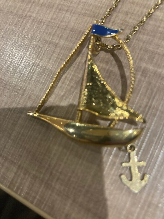 ヨットのモチーフのネックレスです。素材は何かはわからないです。（金・貴金属）の商品画像 - 査定依頼日：2024年1月17日 - 最高査定価格：2,000円
