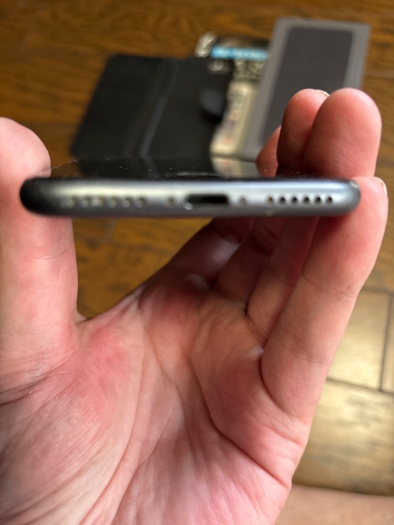 iPhone8（スマホ）の商品画像 - 査定依頼日：2025年10月6日 - 最高査定価格：8,000円