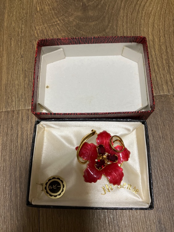 ルビー付きのブローチ（宝石）の商品画像 - 査定依頼日：2025年9月27日 - 最高査定価格：60,000円