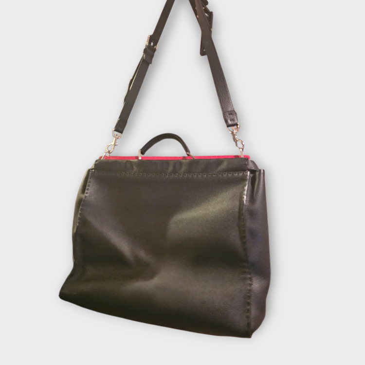 フェンディ ピーカブー大 セレリア黒赤 メンズハンドバッグ ビジネスバッグ 極美（ブランドバッグ）の商品画像 - 査定依頼日：2025年8月21日 - 最高査定価格：100,000円