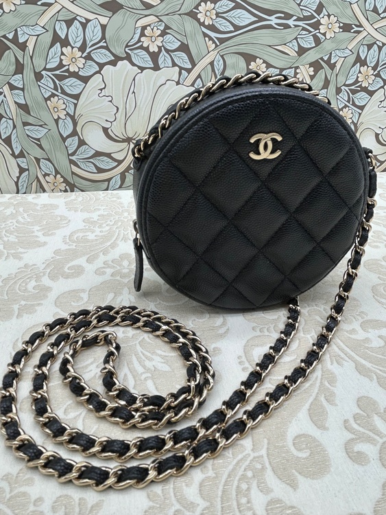 ラウンド型キャビアスキンチェーンショルダー（ブランドバッグ）の商品画像 - 査定依頼日：2026年2月20日 - 最高査定価格：220,000円