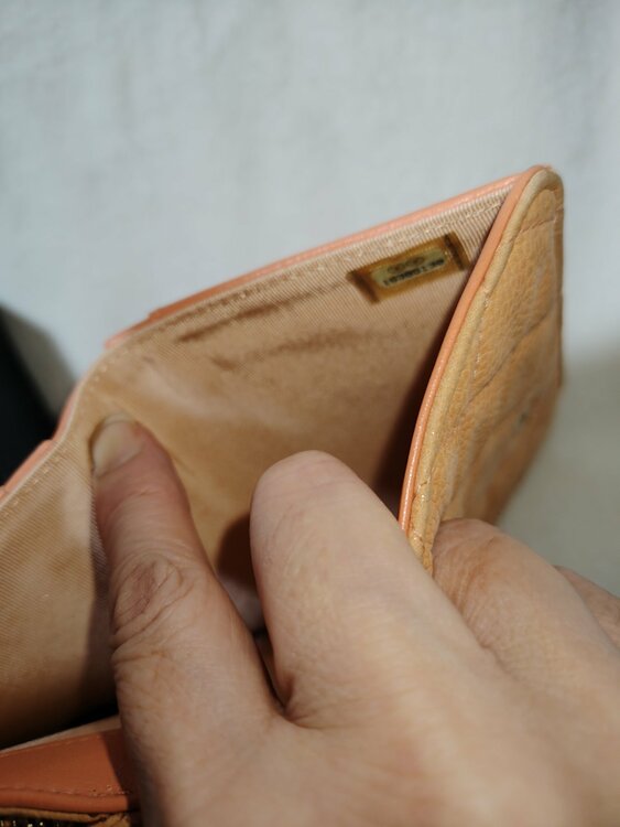 マトラッセ キャビアスキン ゴールド金具 二つ折り財布（ブランドバッグ）の商品画像 - 査定依頼日：2026年9月29日 - 最高査定価格：100,000円