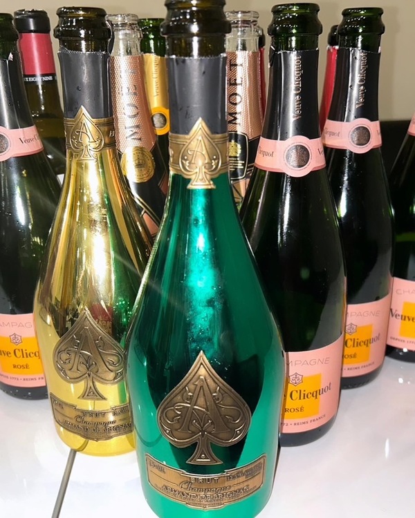 シャンパン アルマン・ド・ブリニャック （お酒）の商品画像 - 査定依頼日：2026年2月27日