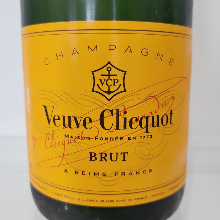 Veuve Clicquot Ponsardin（お酒）の商品画像 - 査定依頼日：2025年8月19日 - 最高査定価格：3,800円