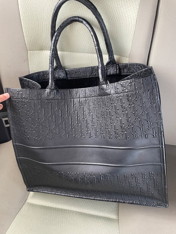 ブックトート 黒レザー ラージ（ブランドバッグ）の商品画像 - 査定依頼日：2025年6月19日 - 最高査定価格：170,000円