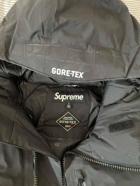 Supreme GORE-TEX 700-Fill DownParka 2023（古着・ファッション）の商品画像 - 査定依頼日：2026年1月5日 - 最高査定価格：32,000円