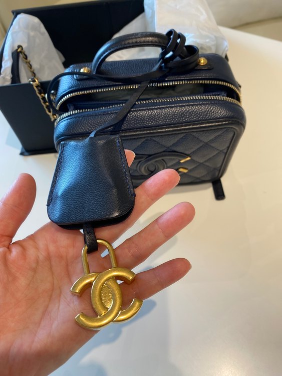 ミニバニティネイビー（ブランドバッグ）の商品画像 - 査定依頼日：2023年11月5日 - 最高査定価格：600,000円