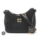 ミュウミュウ  （ブランドバッグ）の商品画像 - 査定依頼日：2025年9月23日 - 最高査定価格：190,000円