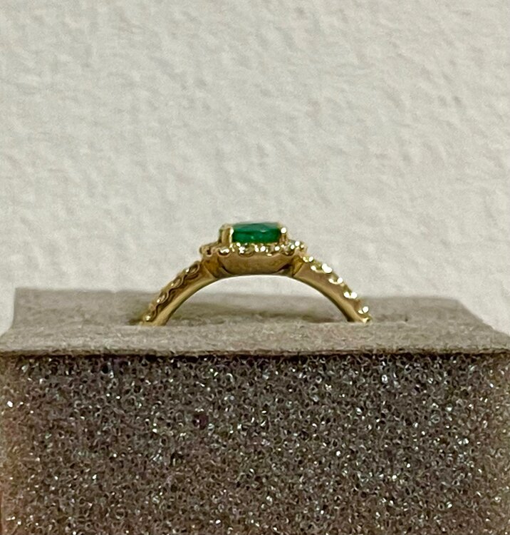 エメラルド ダイヤ取り巻きリング（金・貴金属）の商品画像 - 査定依頼日：2025年2月24日 - 最高査定価格：40,000円