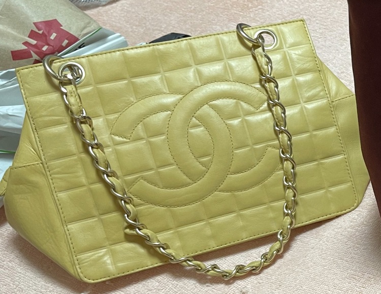 チョコバーショルダーバック　ベージュ　ラムスキン（ブランドバッグ）の商品画像 - 査定依頼日：2025年7月30日 - 最高査定価格：63,000円