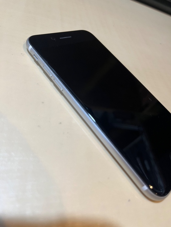 iPhone SE2 64GB ホワイト（スマホ）の商品画像 - 査定依頼日：2026年8月20日 - 最高査定価格：8,000円
