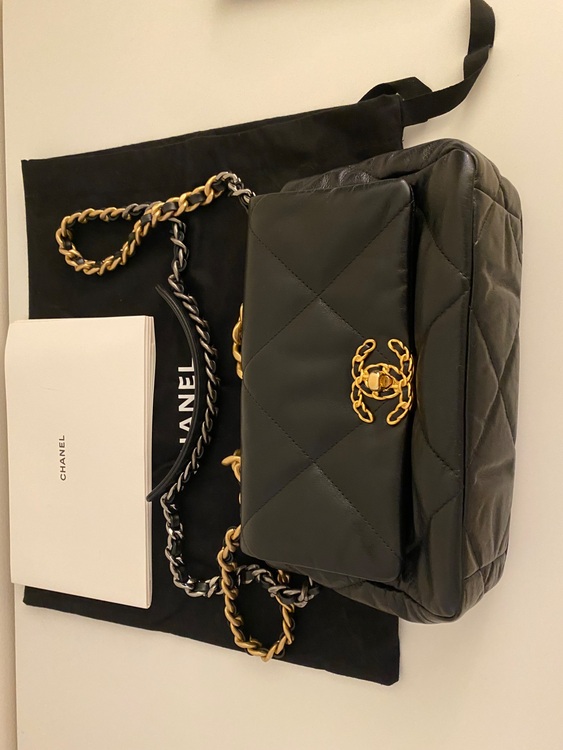 CHANEL19ハンドバッグ（ブランドバッグ）の商品画像 - 査定依頼日：2025年6月29日 - 最高査定価格：500,000円