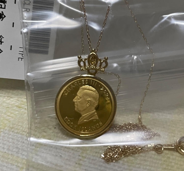 ハローキティ50thアニバーサリー金貨　宝飾純金コインペンダント　（金・貴金属）の商品画像 - 査定依頼日：2025年9月11日 - 最高査定価格：36,000円