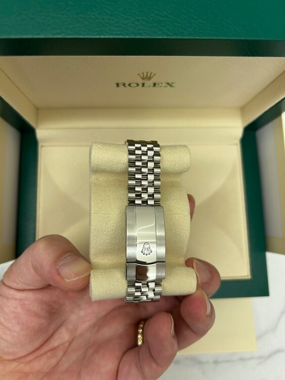 デイトジャスト 126334 [ジュビリーブレス ブラック]ダイヤ（高級時計）の商品画像 - 査定依頼日：2025年1月5日 - 最高査定価格：2,330,000円