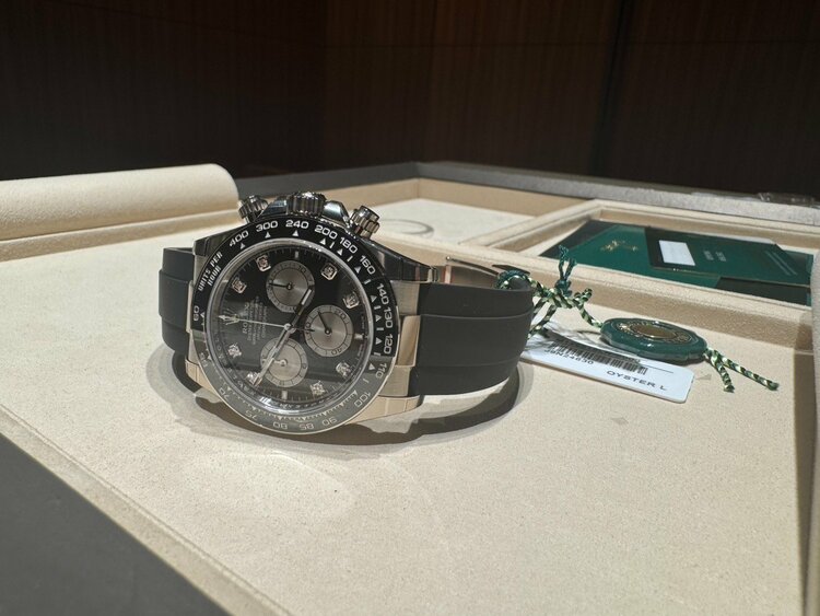 コスモグラフデイトナホワイトゴールドダイヤモンド（高級時計）の商品画像 - 査定依頼日：2026年1月4日 - 最高査定価格：8,050,000円